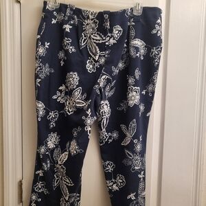 New York & Company Navy and‎ White Floral Capri Pants Pre-ownwd